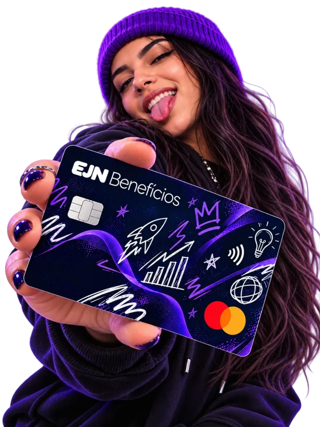 Jovem com o cartão EJN Benefícios na identidade violeta